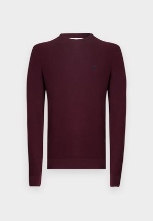Vinrød strikket sweater med lange ærmer, ribbet struktur og rund halsudskæring. Lille logo på venstre bryst.