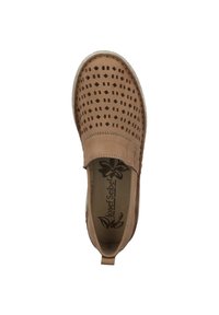 Zapato tipo slip-on marrón con recortes perforados, puntera redonda, suela plana y costuras decorativas. Inscripción visible en el interior con diseño floral.