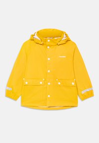 Casaco amarelo impermeável com capuz, apresentando botões de pressão, dois bolsos frontais, detalhes refletivos nas mangas e um acabamento suave.