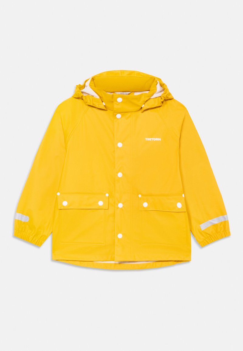 Casaco amarelo impermeável com capuz, apresentando botões de pressão, dois bolsos frontais, detalhes refletivos nas mangas e um acabamento suave.