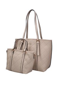 Borsa a tote beige trapuntata e borsetta piccola abbinata con accenti neri. Entrambi presentano dettagli in oro e due lunghe tracolle per il trasporto.