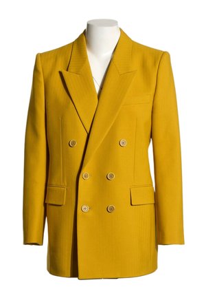 Blazer croisé jaune moutarde avec six boutons, revers à encoche, poches à rabat et poche poitrine sur un torse de mannequin blanc.