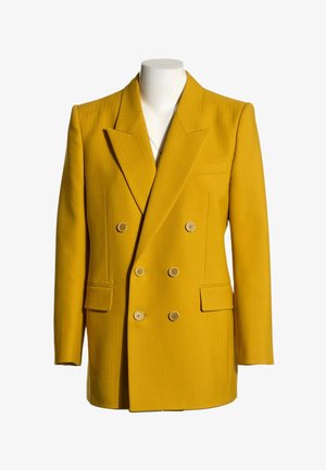 Senfgelber, zweireihiger Blazer mit sechs Knöpfen, Kerb-Revers, Klappentaschen und einer Brustleistentasche an einem weißen Schaufensterpuppentorso.