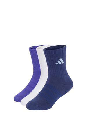Trois chaussettes de sport en bleu, blanc et violet, avec une texture côtelée et un petit logo sur la zone de la cheville de la chaussette bleue.