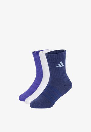 Trois chaussettes de sport en bleu, blanc et violet, avec une texture côtelée et un petit logo sur la zone de la cheville de la chaussette bleue.