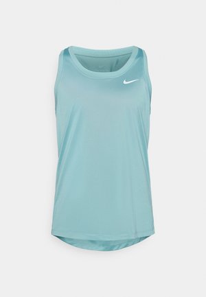 Lichtblauw sporttanktop gemaakt van een gladde stof, met een ronde halslijn en een klein wit logo op de bovenste linkerzijde.