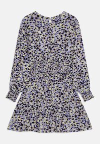 Vestido de mangas longas com padrão floral multicolorido. Apresenta detalhe de cintura elástica e saia evasé. O tecido parece suave, com um leve brilho.
