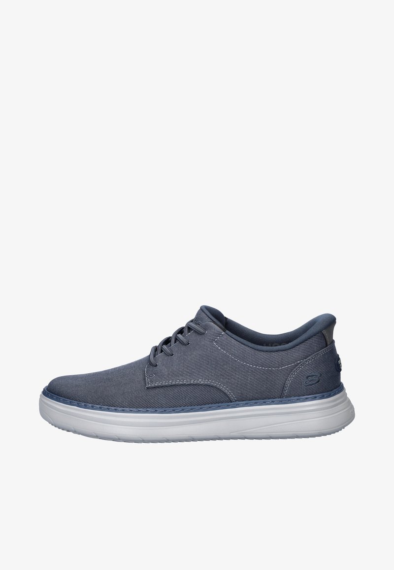 Casual sneaker in marineblauw met stoffen materiaal, witte rubberen zool, vetersluiting en gevoerde kraag, gezien vanaf de buitenzijde.
