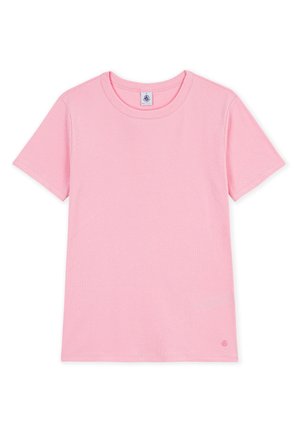T-shirt rose clair uni à manches courtes avec col rond, design simple et petit logo près de l'ourlet inférieur sur fond blanc.