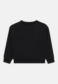 Felpa nera con maniche lunghe, polsini e colletto a costina, realizzata in tessuto morbido. Design semplice e uniforme, senza ulteriori motivi o accenti.