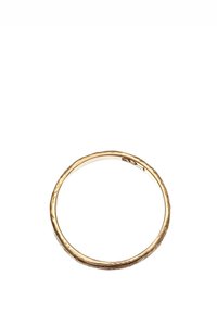 Guld ring med en texturerad, hamrad yta och ett cirkulärt, tunt band. Inuti finns ett svagt ingraverat märke som indikerar äkthet.