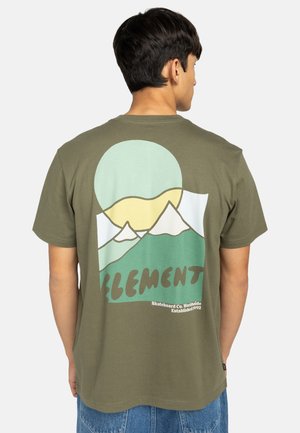 T-shirt en coton vert olive avec un graphique de montagne et de soleil dans des couleurs atténuées. Le texte "ELEMENT" est inscrit en bas avec des détails de logo.