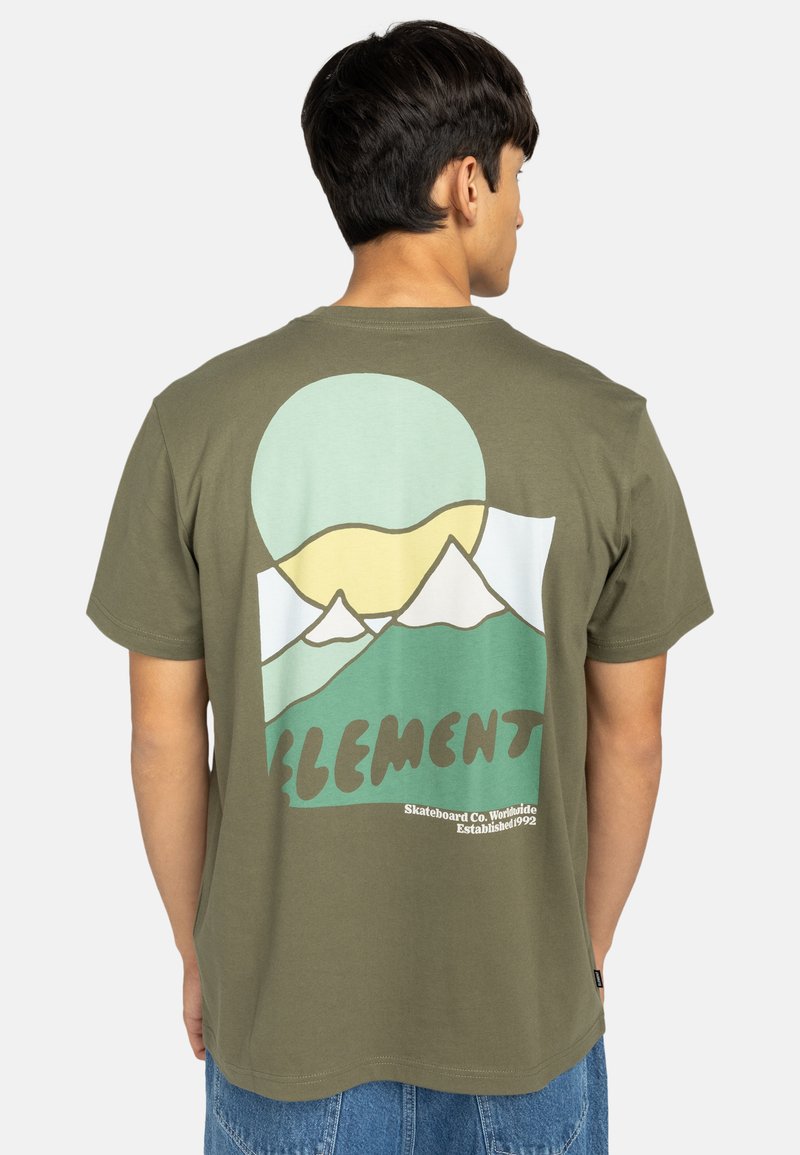 Olivenfarbenes Baumwoll-T-Shirt mit einem Grafikdesign von Bergen und Sonne in gedämpften Farben. Der Text "ELEMENT" befindet sich am unteren Rand mit Logodetails.