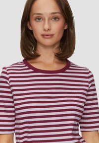 Pasiasty top z krótkim rękawem w naprzemienne głębokie burgundowe i jasnopurpurowe paski, z prążkowanym teksturem i okrągłym dekoltem.