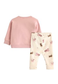 Pink sweatshirt i bomuld med rund halsudskæring, parret med cremefarvede leggings med trykte legesyge katte i pink og brune nuancer.