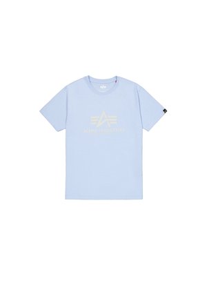 Světle modré bavlněné tričko s zlatým logem "ALPHA INDUSTRIES" a trojúhelníkovým grafickým designem na přední straně. Krátké rukávy, kulatý výstřih.