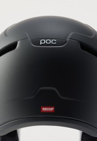 Fekete sí sisak matt felülettel, szellőzőnyílásokkal, POC logóval és a hátoldalán RECCO technológia címkével.