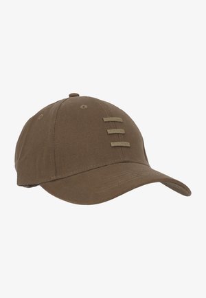 Brun bomulds baseballkasket med en buet skygge, der har tre parallelle stofdetaljer på forsiden og ventilationshuller på toppen.