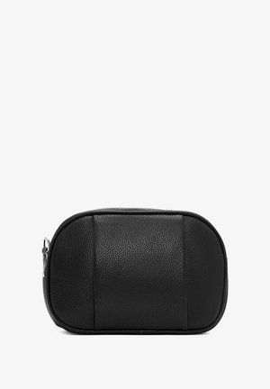 Bolso cilíndrico de cuero negro con una superficie texturizada, que cuenta con un cierre de cremallera y costuras sutiles en los lados. Diseño compacto y sin adornos.
