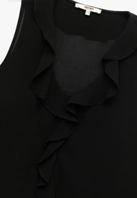 Schwarze ärmellose Bluse mit einem Rüschenausschnitt. Der Stoff ist weich und leicht. Sie hat eine glatte Textur mit einem schlichten Design.