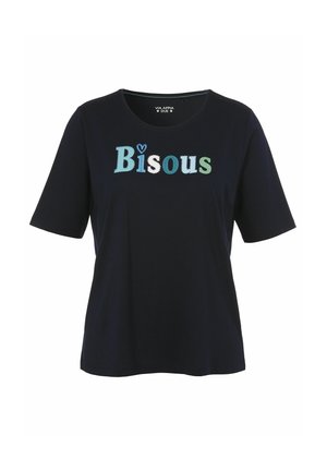 Black short-sleeve T-shirt with multicolored stitched text "Bisous" and a blue heart above the letter "i" on the chest.