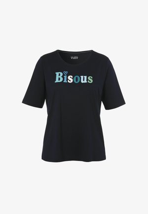 Zwart T-shirt met korte mouwen met meerkleurige geborduurde tekst "Bisous" en een blauw hartje boven de letter "i" op de borst.