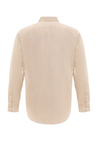 Camisa beige de manga larga, fabricada con una tela ligera, que presenta un cuello con puntas, puños abotonados y un detalle de pliegue en la parte posterior.