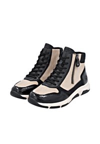 Baskets montantes en suède noir et beige, avec un bout en vernis noir brillant, des superpositions texturées, un laçage à l'avant et une fermeture éclair sur le côté.