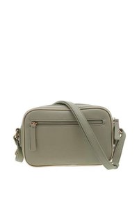 Sac à bandoulière en simili cuir vert avec un compartiment principal zippé, une poche frontale plate et des accents en métal doré.