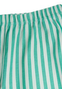 Groen-wit gestreepte stof met een elastische tailleband, een gladde textuur en verticale lijnen. Ideaal voor ontspannen kleding.