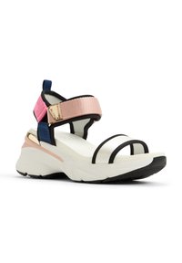 Platform sandaler med elastiske stropper i pink, marineblå og sort. Hvid polstret sål og struktureret sort gummiydersål. Guld accenter.