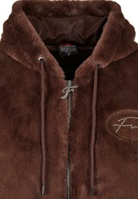 HAut à capuche en fausse fourrure marron avec zip, cordon de serrage, quincaillerie argentée et un patch avec logo accentué de strass. Texture douce, design à capuche.