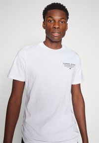 Tommy Jeans SLIM ESSENTIAL GRAPHIC TEE - Apdrukāts T-krekls - white
