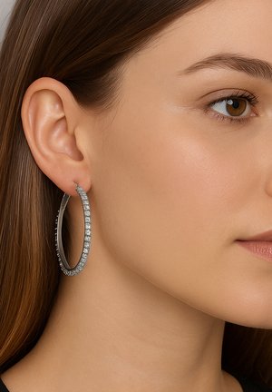 Silberne Creolen mit einer Reihe klarer, rechteckiger Akzente. Schlankes Design mit glänzender Oberfläche, das eine dünne, runde Form präsentiert.