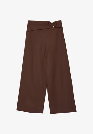 Pantalons larges marron à taille haute, avec un design noué à l'avant et des accents métalliques. Texture de tissu lisse.