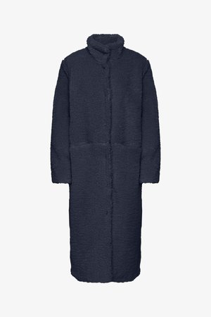 Tummansininen pitkä takki, joka on valmistettu pehmeästä, tekstuuripinnoitteisesta materiaalista. Ominaisuuksiin kuuluu korkea kaulus ja pitkät hihat, joissa on kaksi etutaskua ja suora leikkaus.