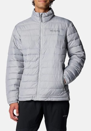 Chaqueta aislante de color gris claro con cuello alto, cremallera frontal, patrón de acolchado horizontal y logotipo en el lado izquierdo del pecho.
