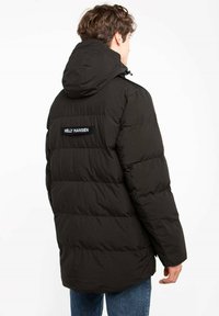 Černá péřová bunda s kapucí, s horizontálním prošíváním, zadní nášivkou s logem a žebrovanými cuffs. Měkká tkanina s hladkým povrchem.