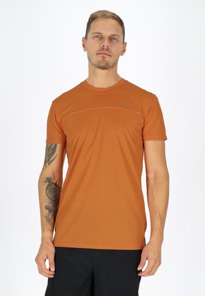 Kurzarm-T-Shirt mit Rundhalsausschnitt in verbranntem Orange, aus leichtem feuchtigkeitsableitendem Material, mit dezentem Branding auf der Brust.