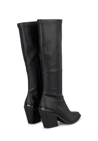 Botas de cuero negras hasta la rodilla con un diseño elegante, puntera afilada y tacón cuadrado. Presentan una cremallera lateral y un sutil acento metálico en el tacón.