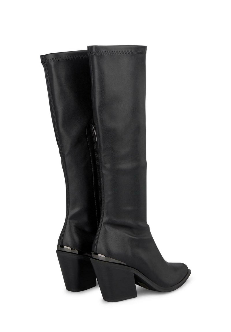 Botas de cuero negras hasta la rodilla con un diseño elegante, puntera afilada y tacón cuadrado. Presentan una cremallera lateral y un sutil acento metálico en el tacón.