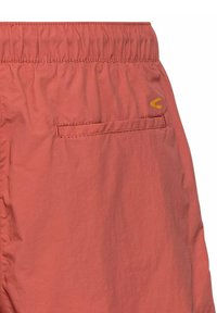 Koraalkleurige stoffen shorts met een elastische tailleband, een achterzak en een klein logo in geel. Vlotte textuur met een lichtgewicht ontwerp.