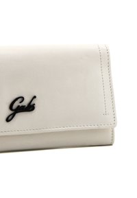 Portafoglio in pelle bianca con logo nero e dettagli di cucitura. Presenta un design a pieghe, una superficie liscia e una forma rettangolare compatta.
