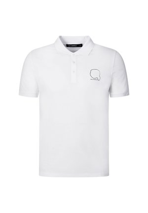 Hvid polo med korte ærmer, krave, tre knapper og et lille sort konturlogo på venstre bryst med teksten "KARL LAGERFELD."