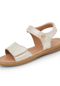 Sandalo metallico oro con cinturino regolabile, design open toe e soletta beige. Presenta una texture liscia e dettagli di cucitura sottili.