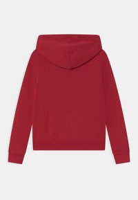 Sweatshirt à capuche rouge avec des manches longues, comportant une poche kangourou, des poignets côtelés et une taille côtelée ; texture douce et design uni.