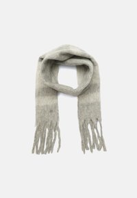 Szary wełniany szalik z frędzlami i delikatnym gradientem. Miękka faktura z małym, firmowym logo po jednej stronie. Prosty design i kolor.