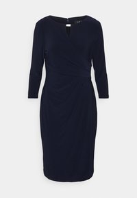 Navyblå knälång klänning med 3/4 ärmar, rund halsringning och plisserade detaljer vid midjan och fram.
