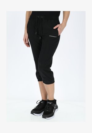 Schwarze, kürzere Sporthose mit Kordelzugbund und Seitentaschen, mit dem weißen "SWEDEMOUNT"-Logo auf der Vorderseite.