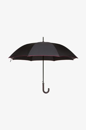 Czarna parasolka z zakrzywioną czarną rączką, mająca gładką tkaninową czaszę z karminową krawędzią, podparta solidną czarną metalową ramą.